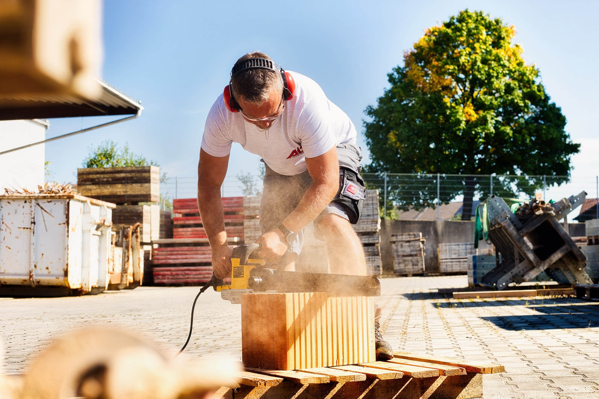 Schneidet mit Säge einen Ziegelstein