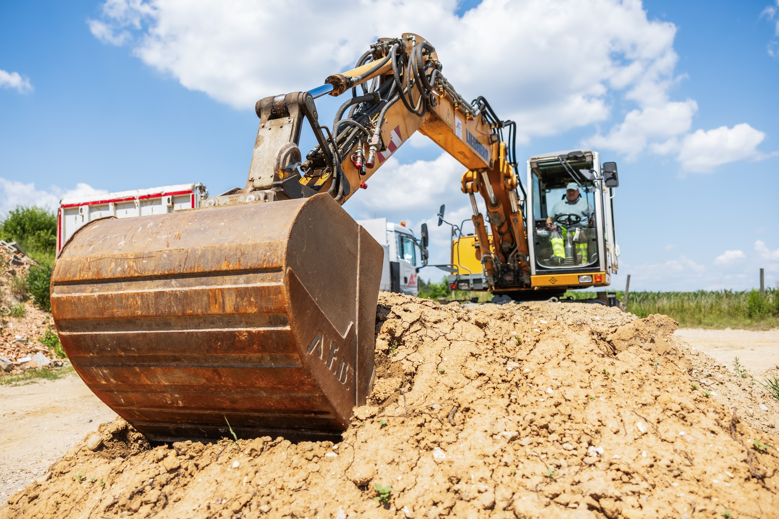 Bagger hinter Erdhaufen